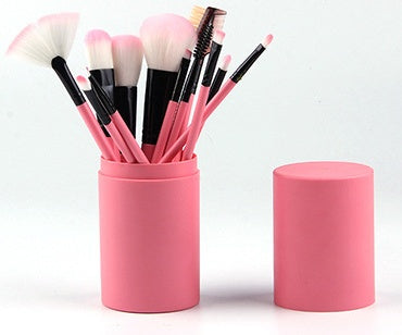 eyeshadow blending brush in pink handle

