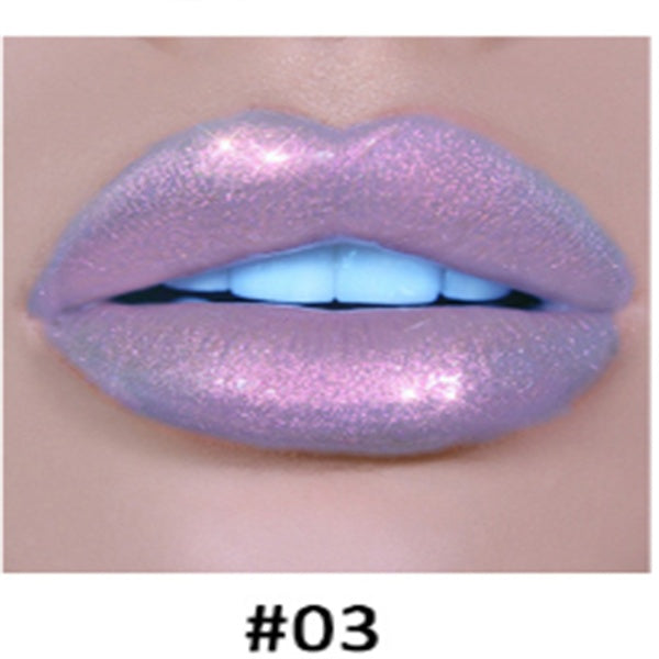 Glossy lips with multi-dimensional shine